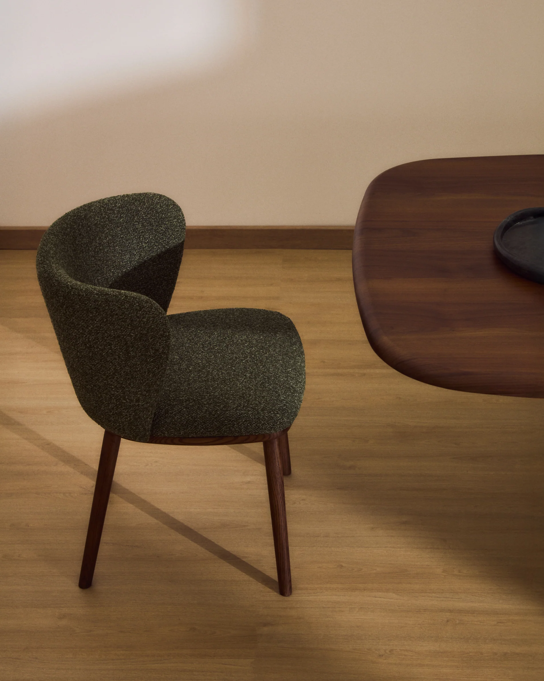 Ciselia dark green thick chenille chair with solid ash wood legs with walnut-coloured finish FSC Mix Credit