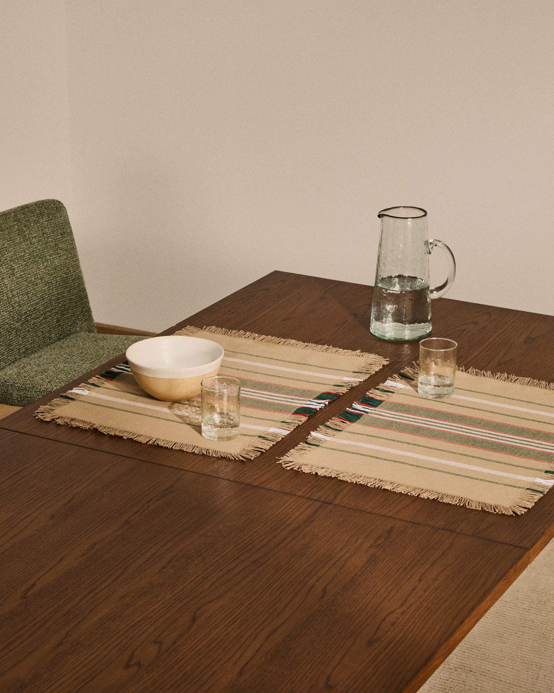 Davia set of 2 placemats in 100% cotton with green stripes and fringed detail 35 x 50cm