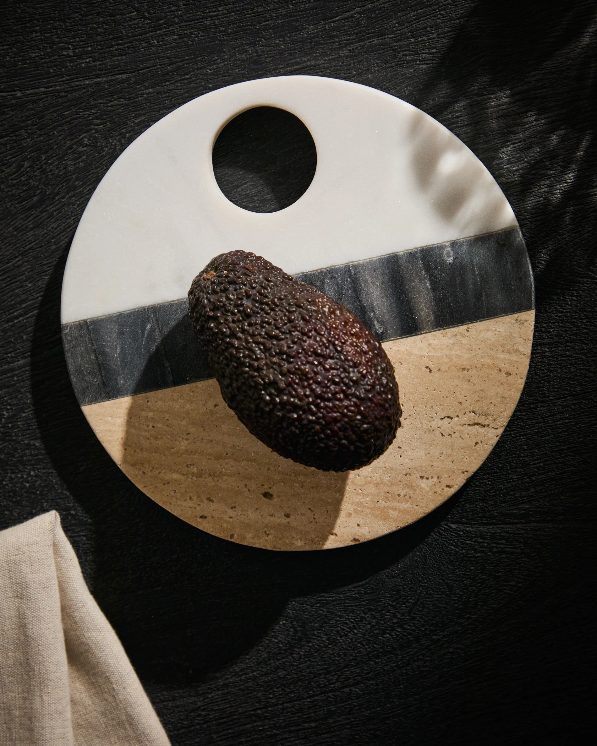 Nivol round serving board in black and white marble and travertine