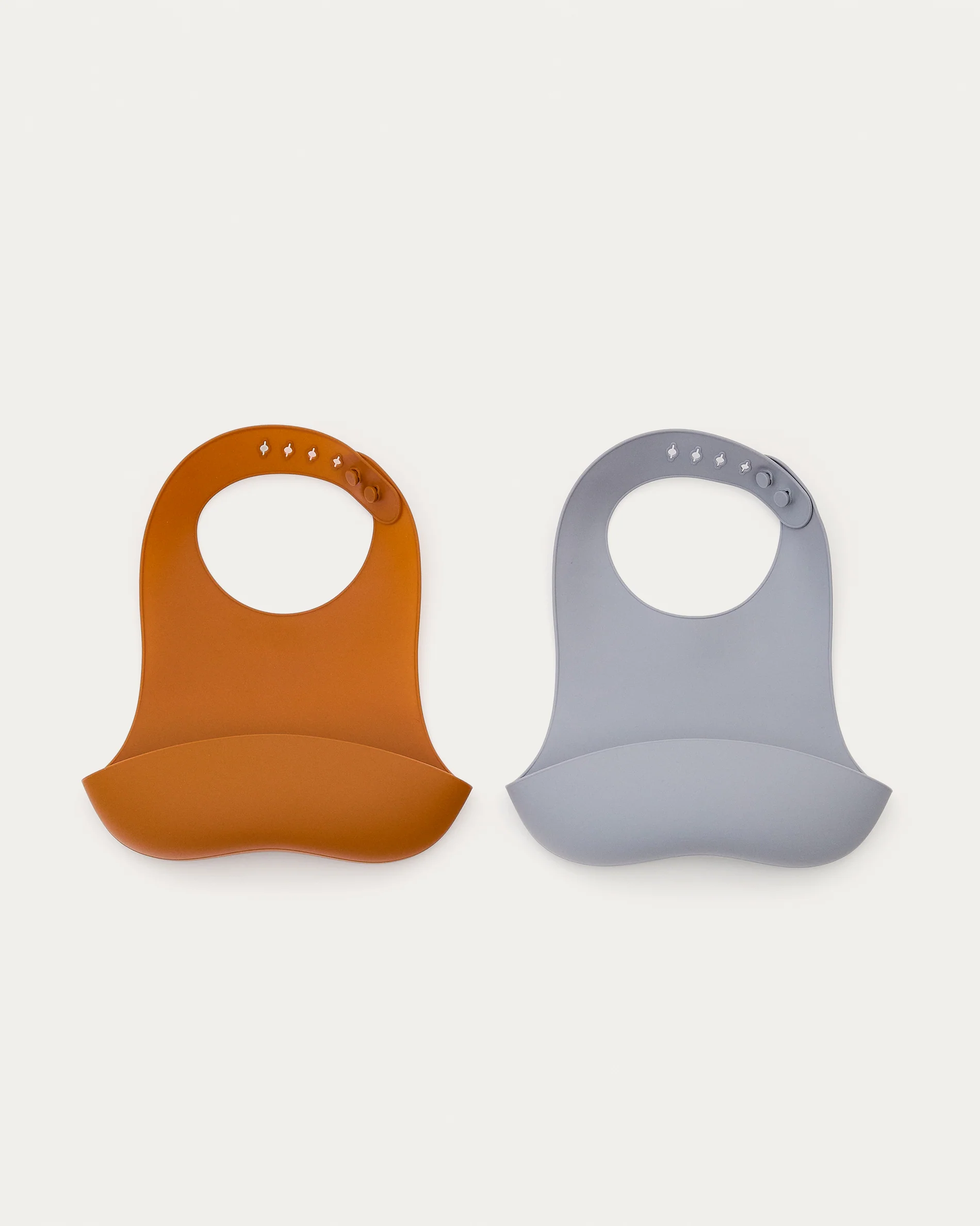 Lili set of two bibs in orange and blue silicone
