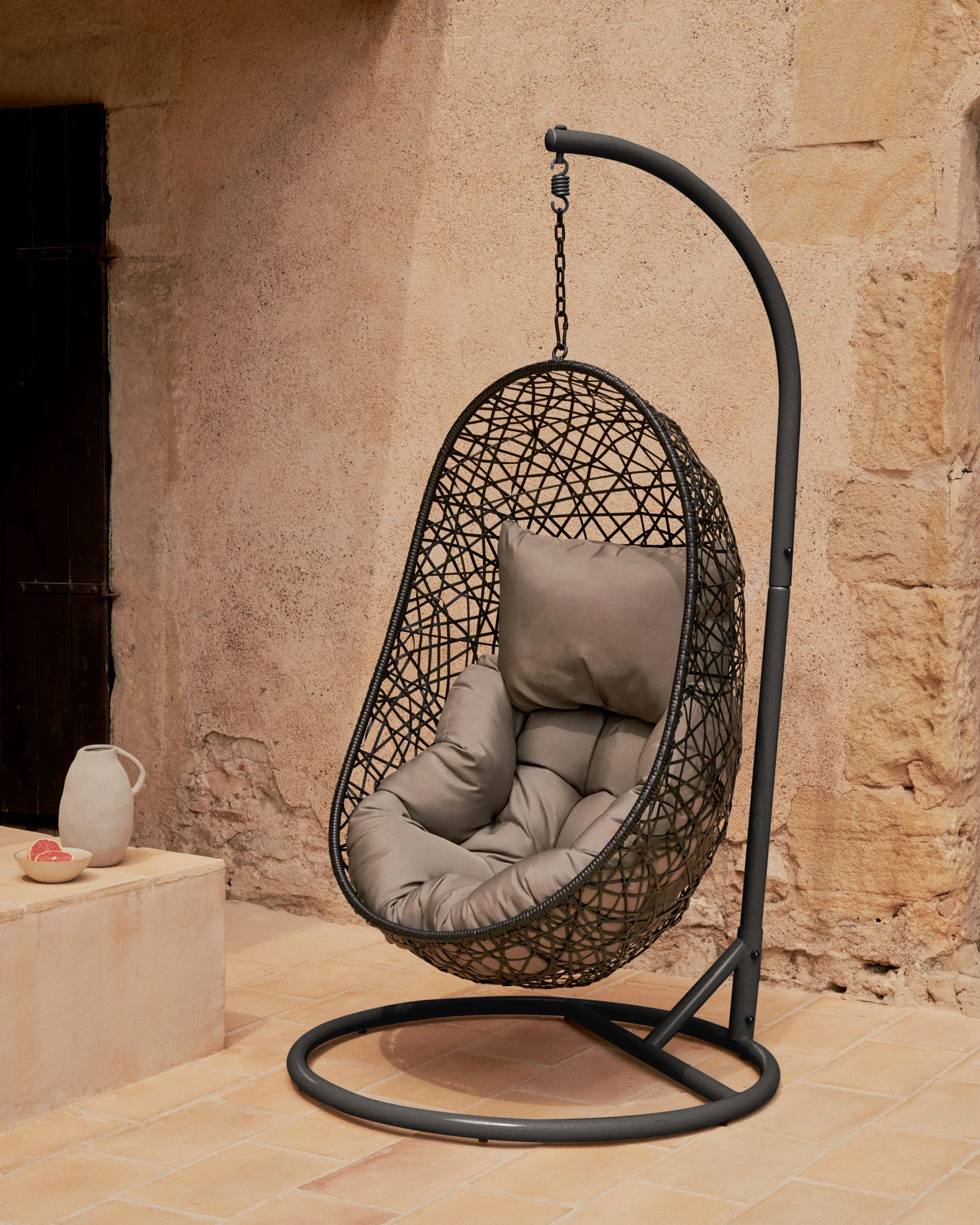 Hanging armchair with dark grey Florina brown feet