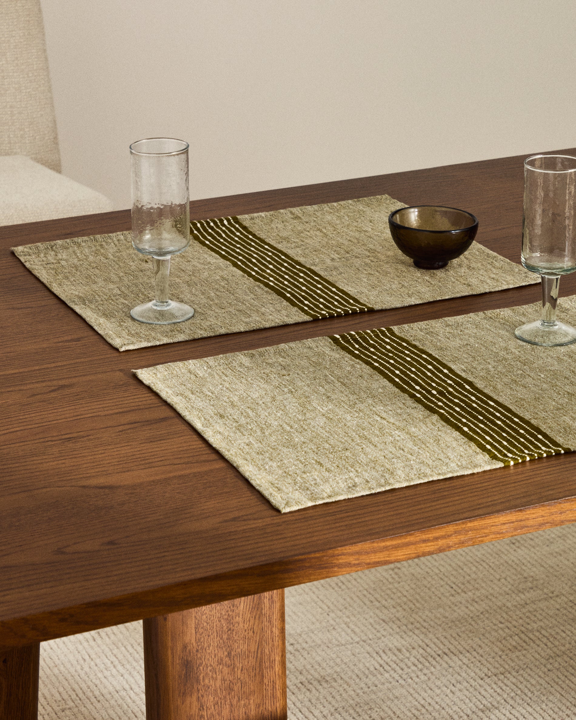 Calena set of 2 placemats linen jacquard with green central stripe 35 x 50 cm