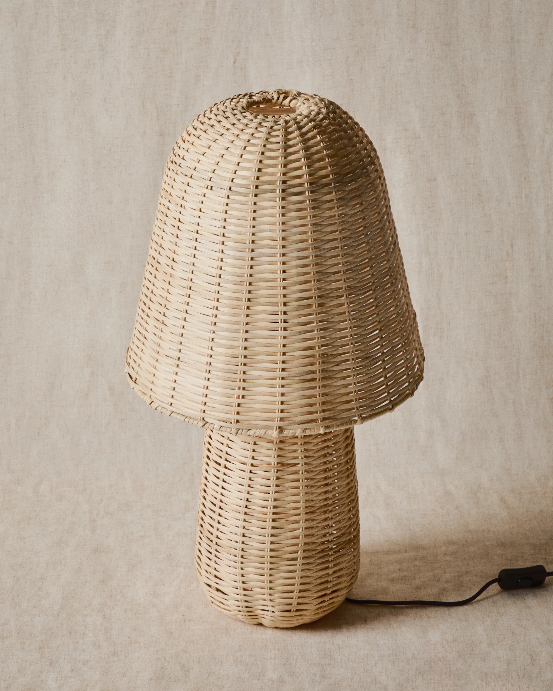 Neuda rattan table lamp with light finish
