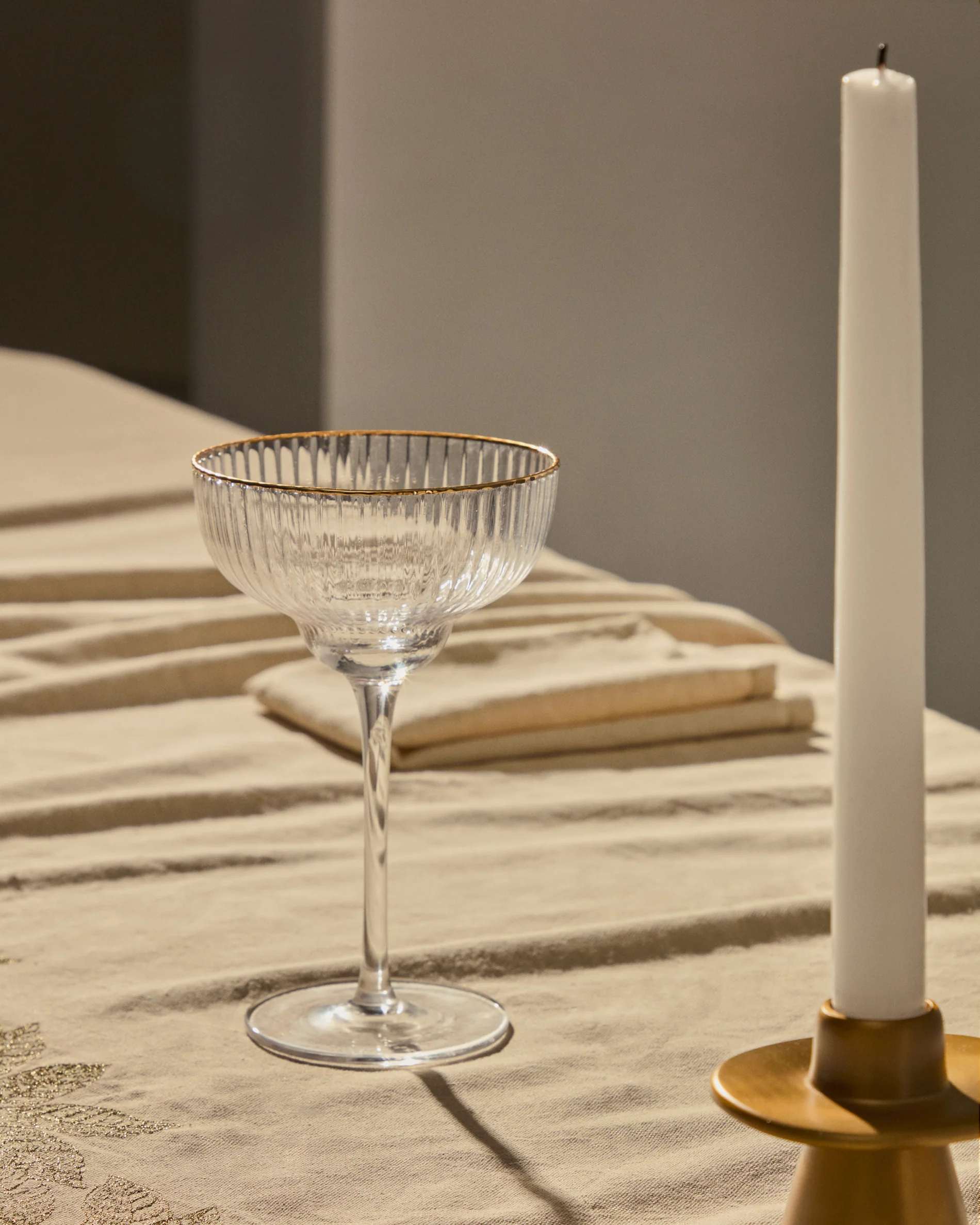 Ayan transparent champagne glass, with a gold feature, 28 cl