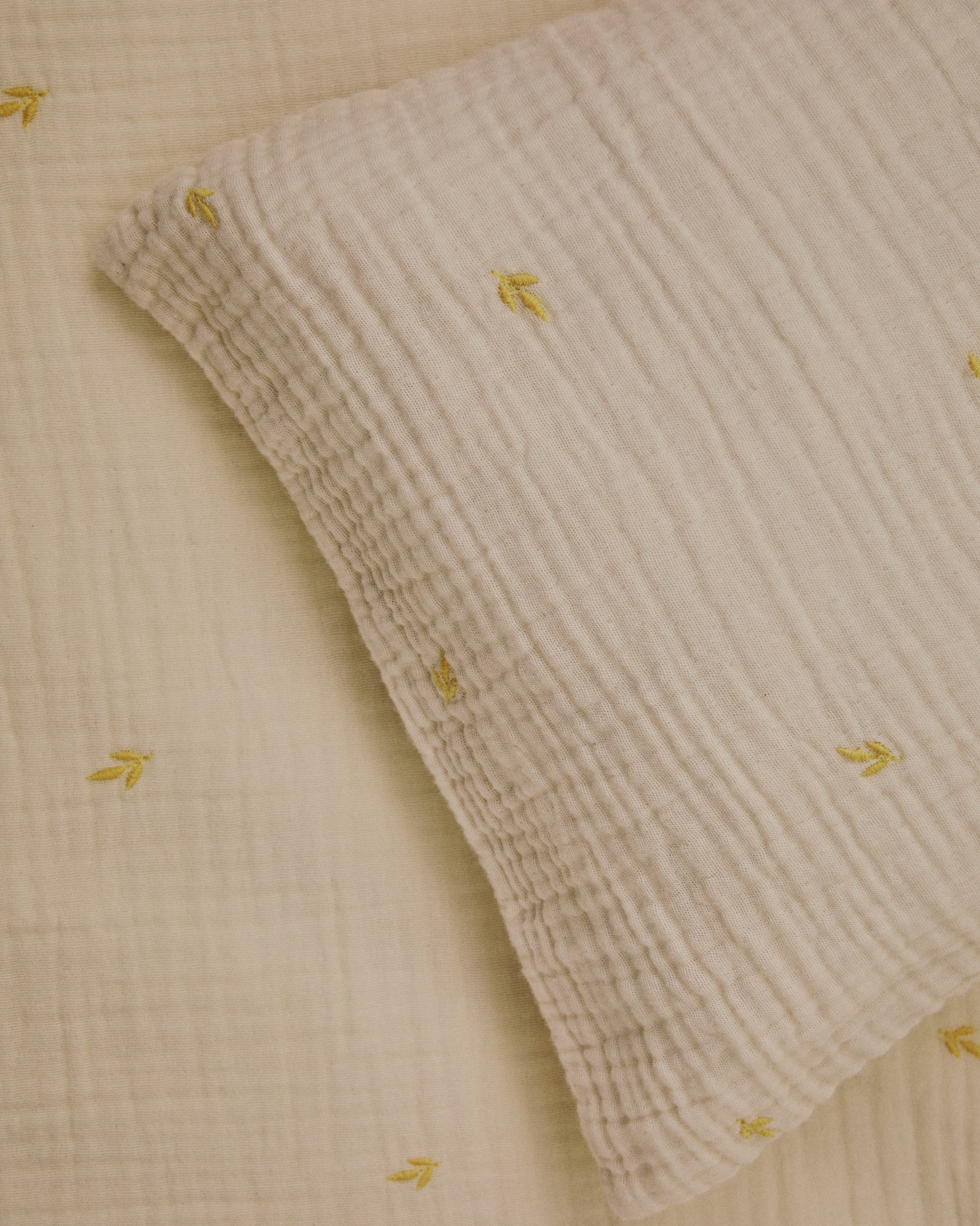 Dorani duvet cover and pillow case set in double-gauze cotton with embroidery detail for 70cm bed