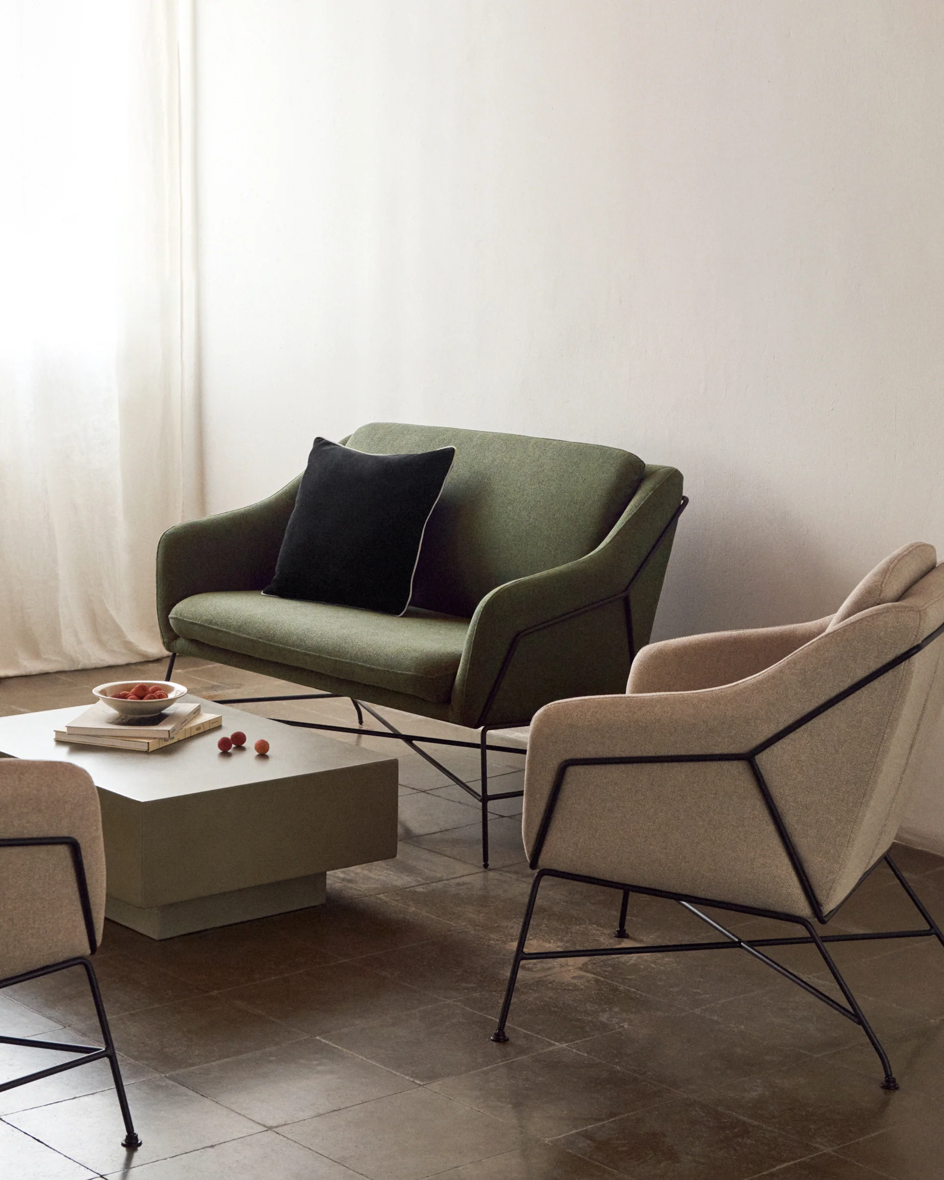 Brida 2-seater sofa in green and steel legs with black finish, 128 cm