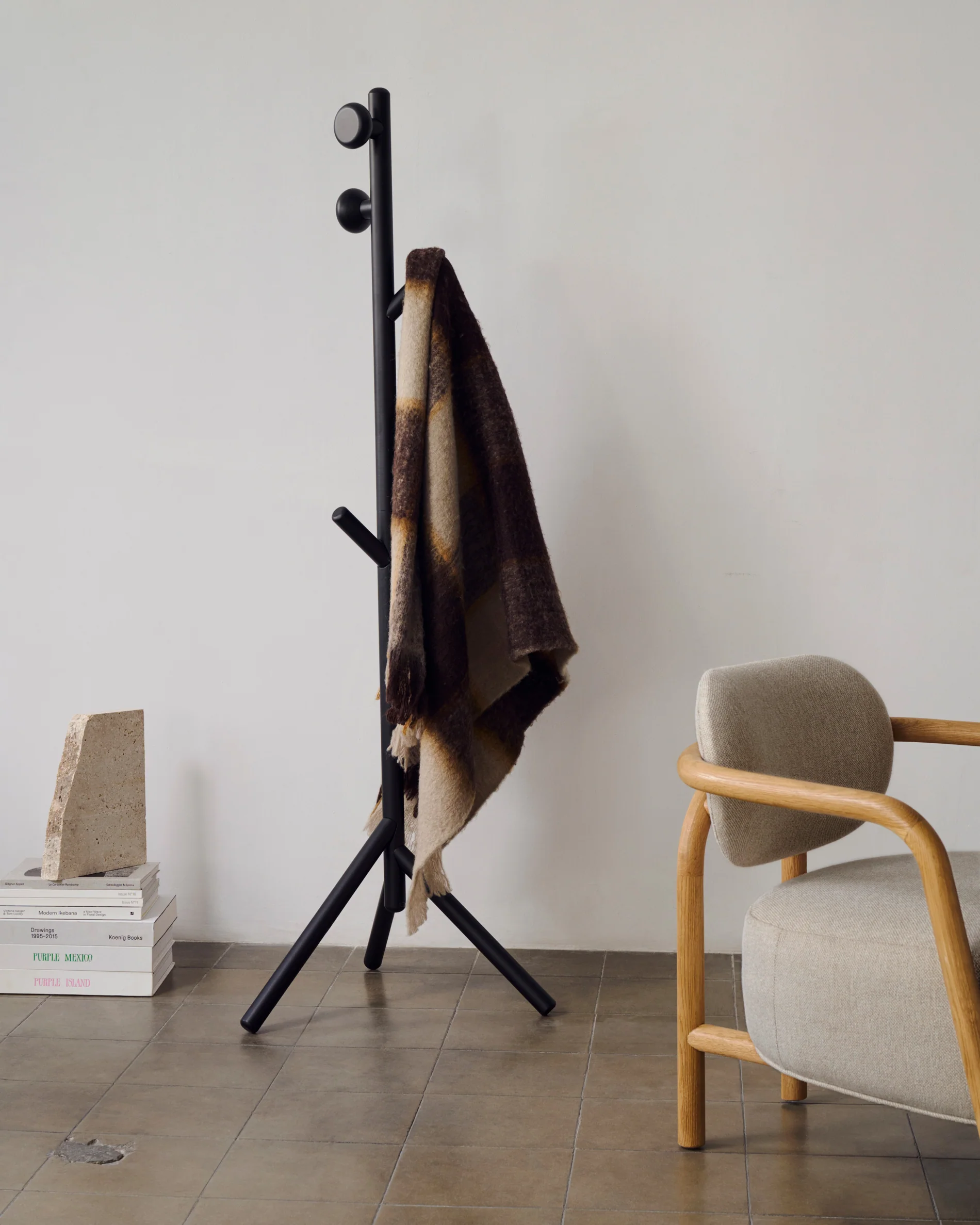Nadue coat rack in solid beech wood with black finish 163 cm
