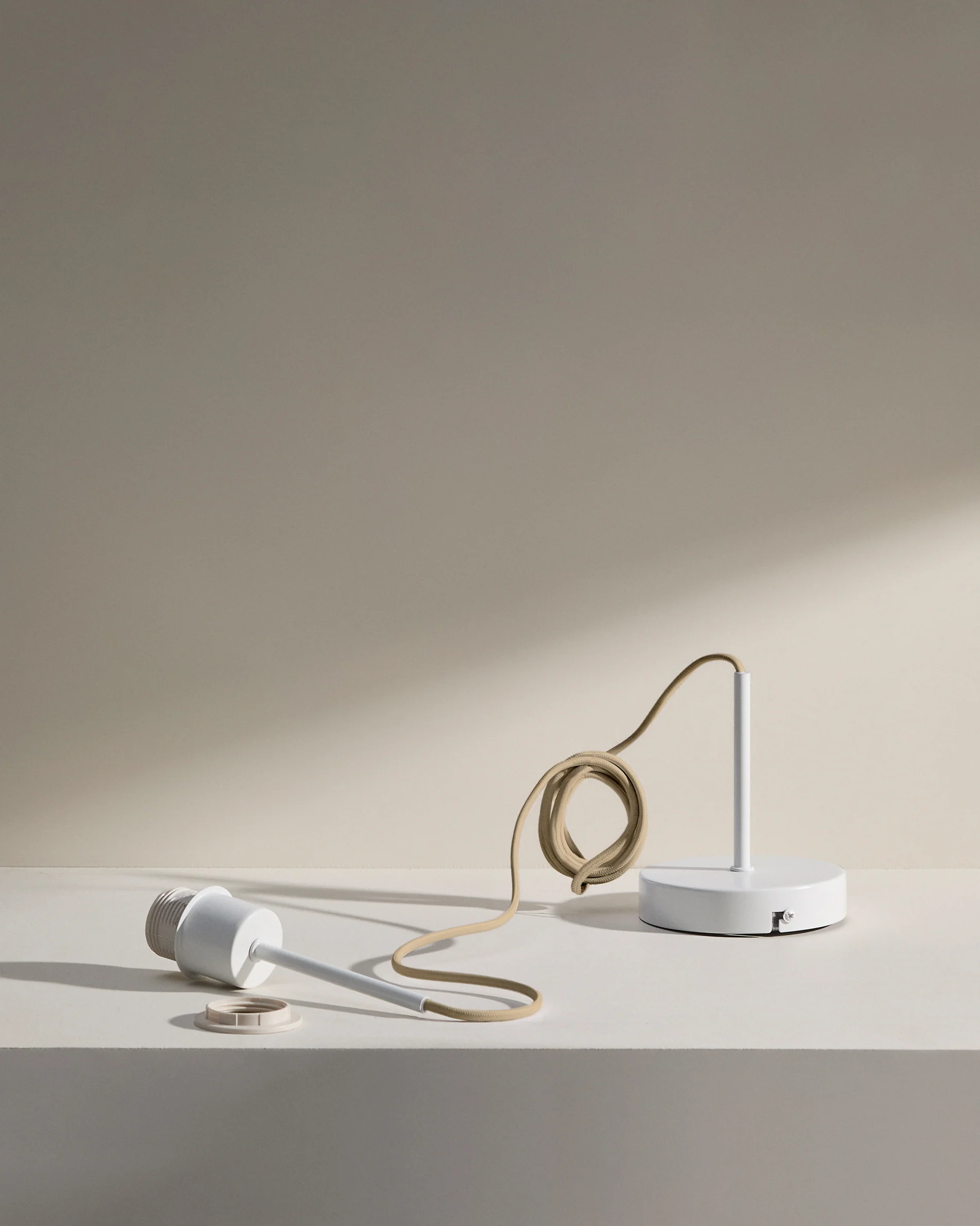 Fluvia metal lamp fitting in a white finish, 150 cm