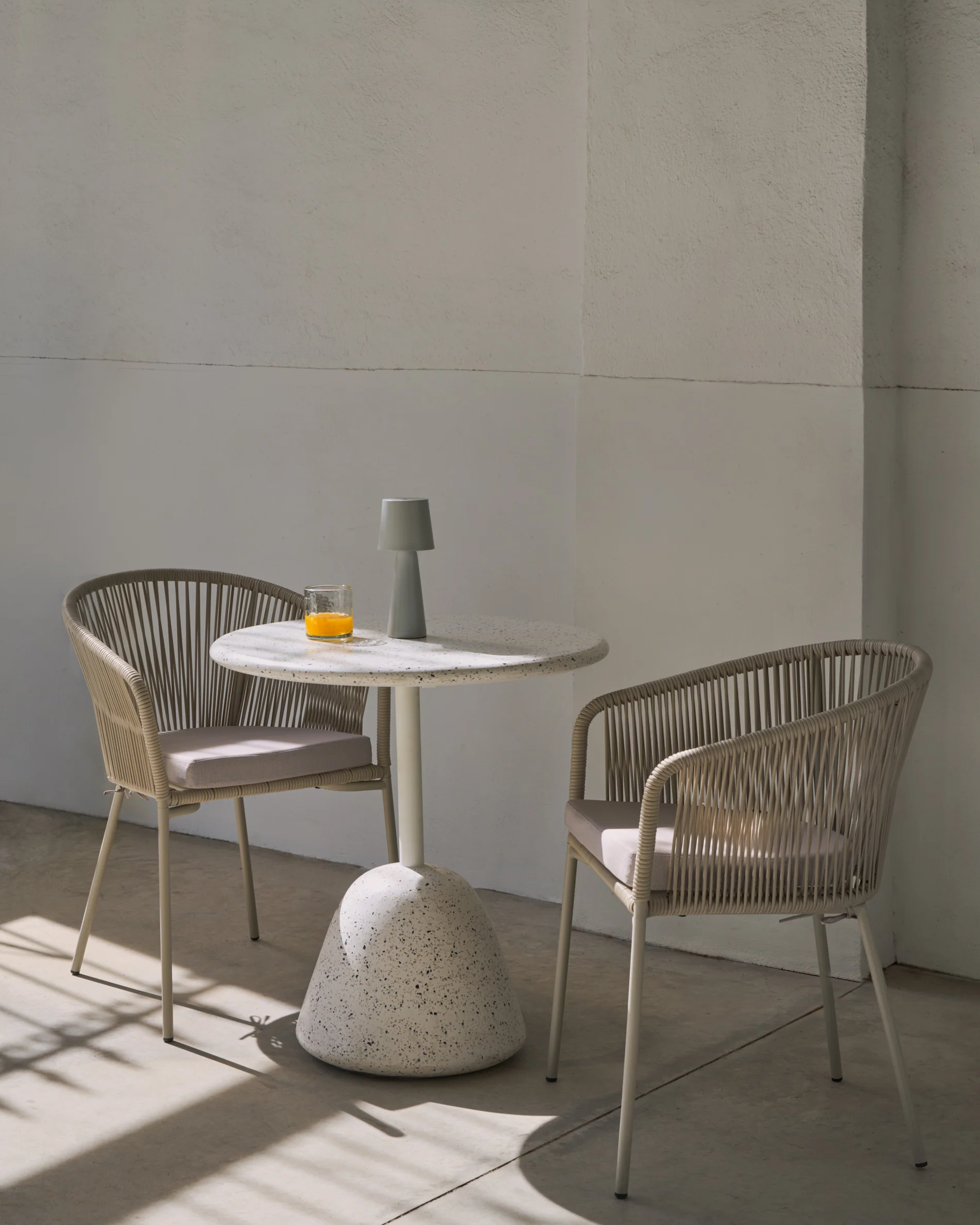 Saura Table in white terrazzo with a white terrazzo top, 75 x Ø70