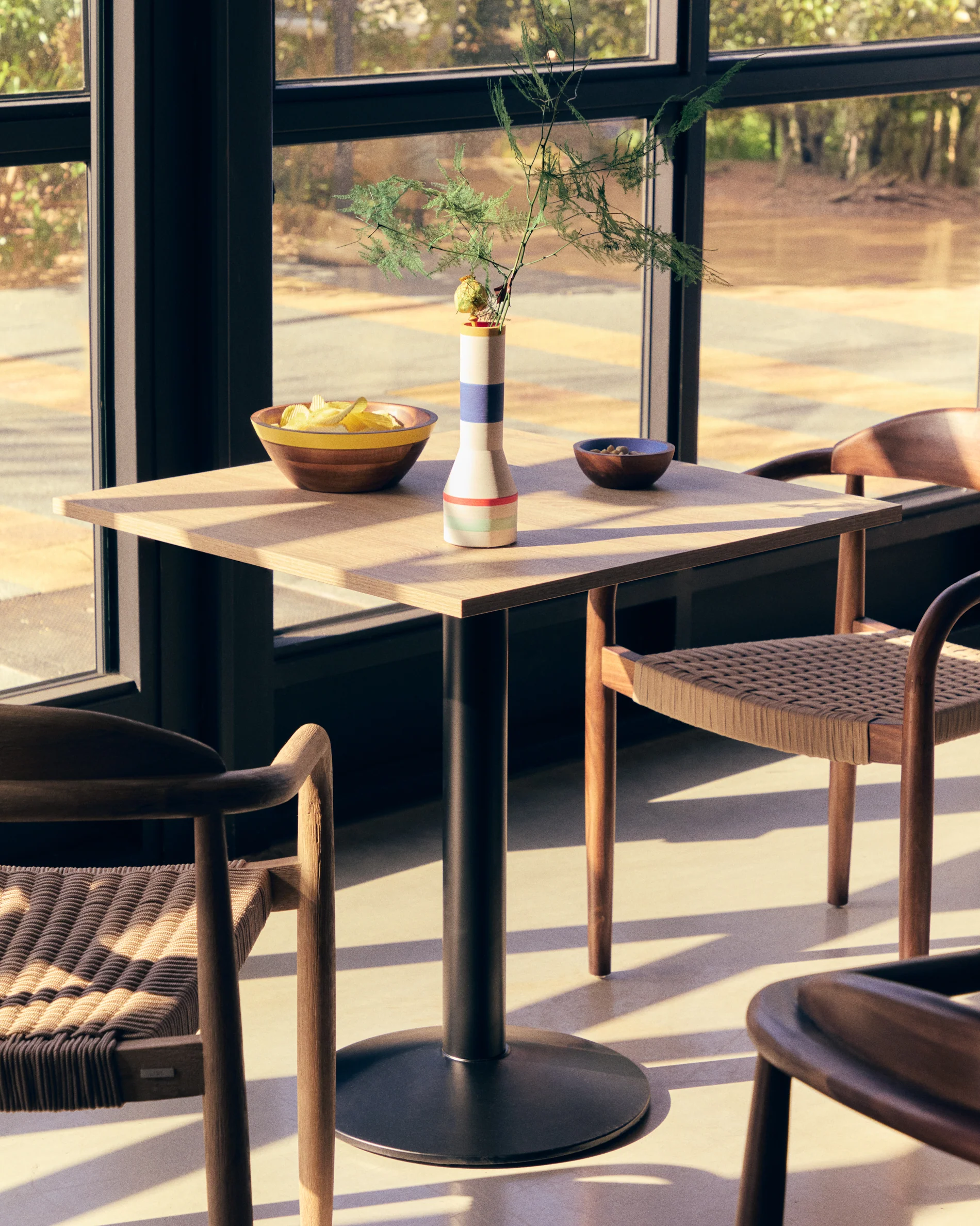 Esilda table in natural finish melamine with metal leg in a painted black finish, 70x70x70 cm