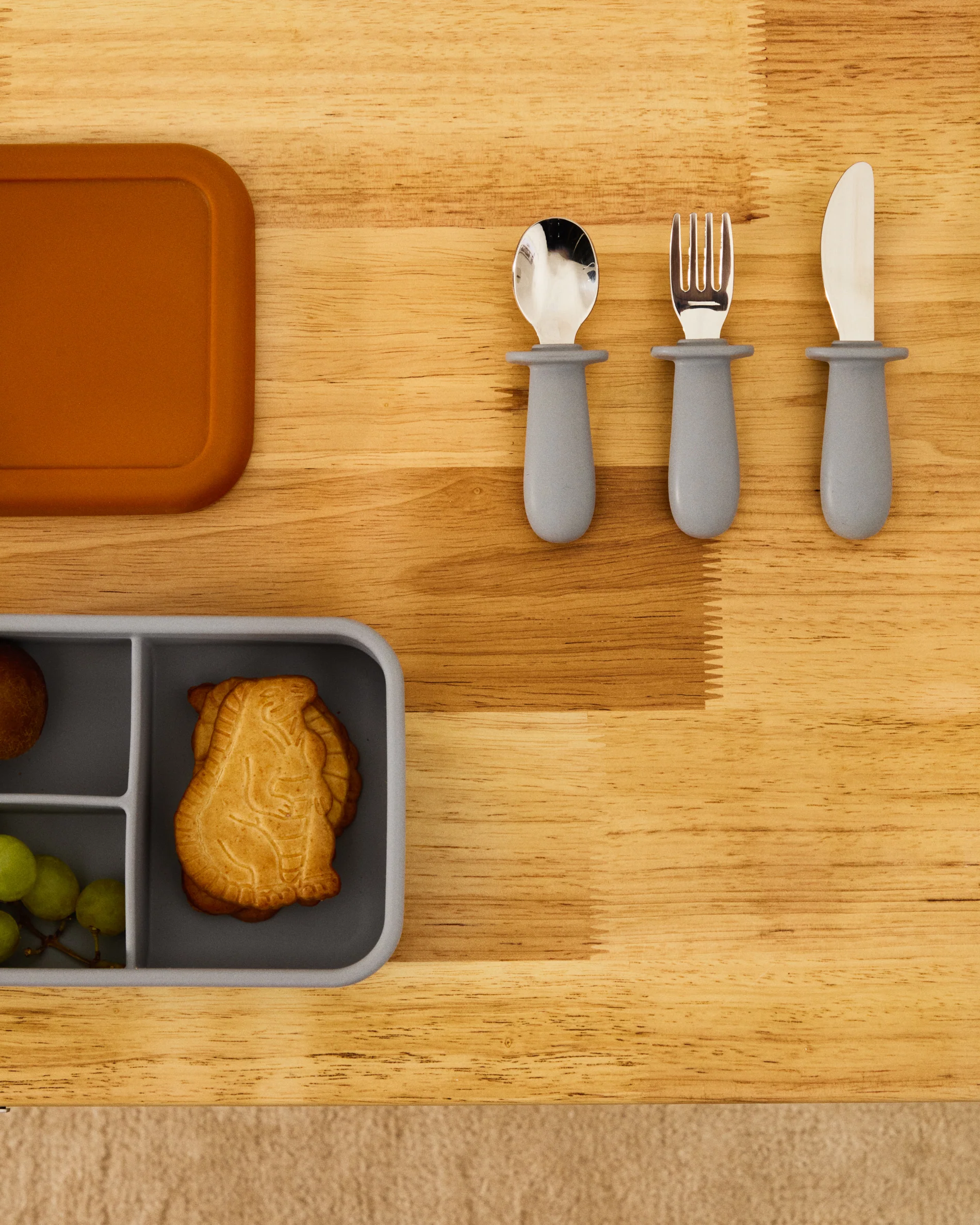 Lili lunch box in orange and blue silicone