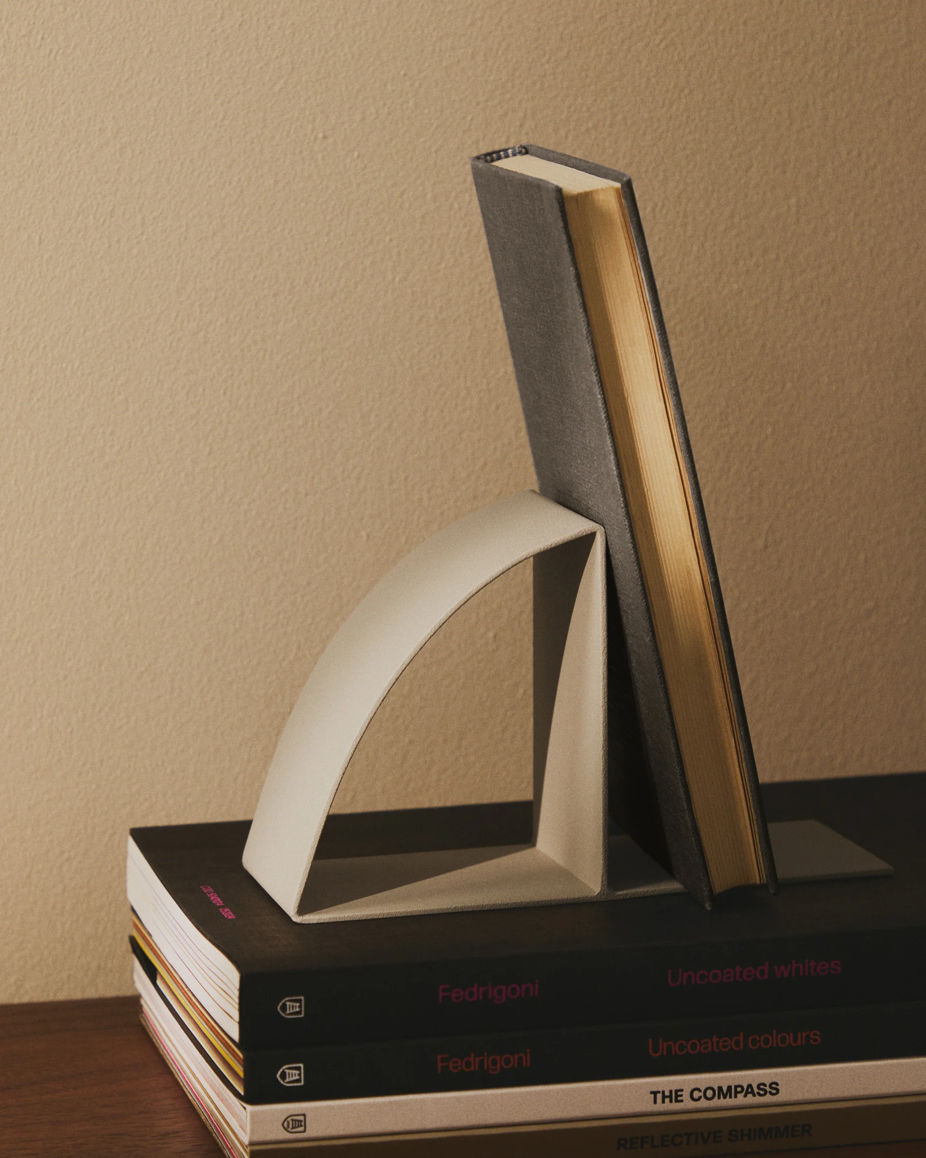 Mistra beige iron bookend