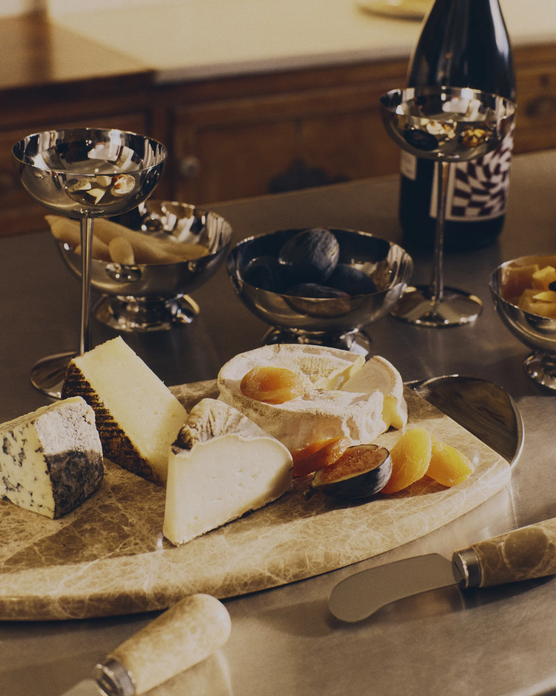 Adoma serving board in beige marble and metal