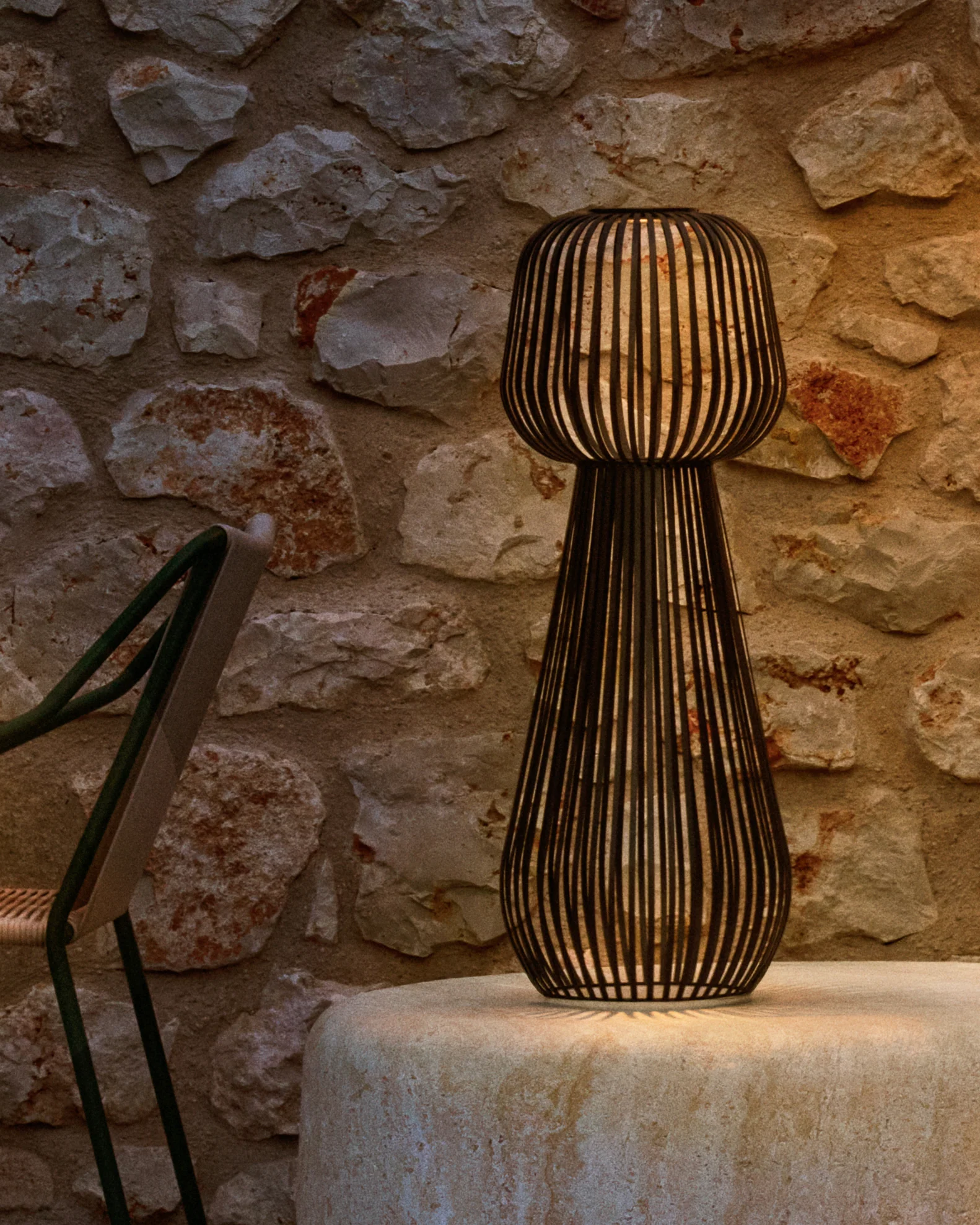 Reiba green metal solar floor lamp