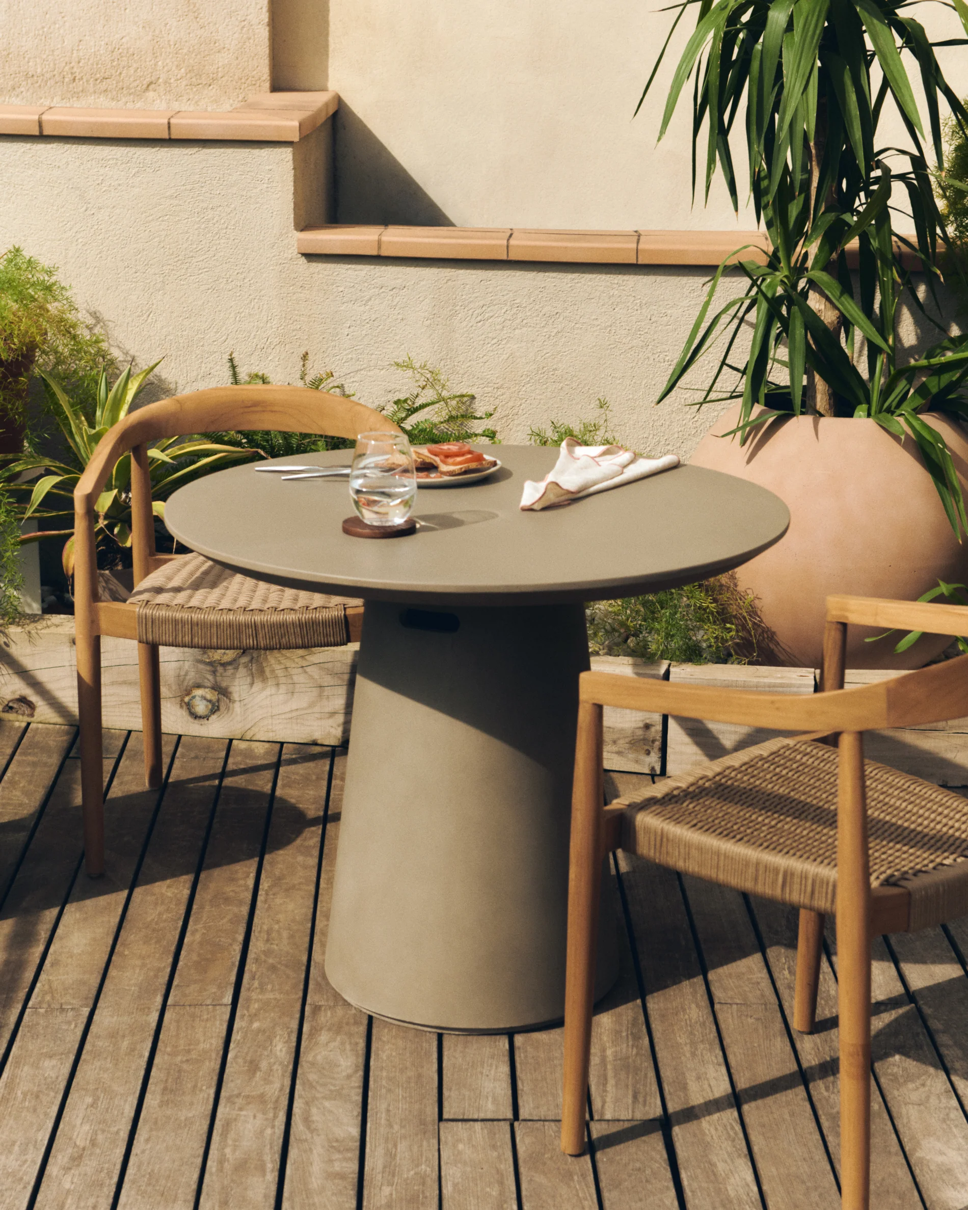 Itai outdoor round cement table, Ø 90 cm