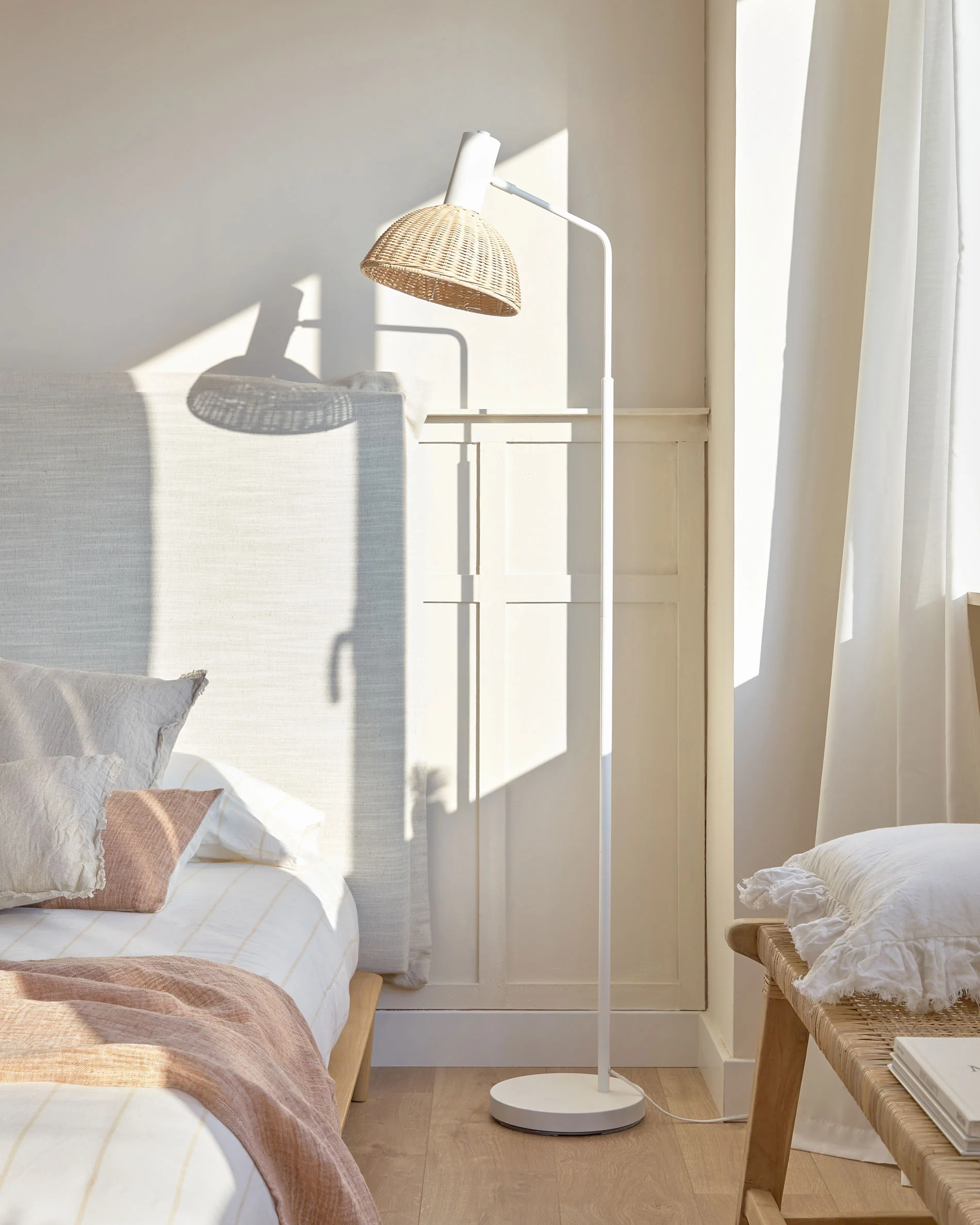 Damila floor lamp in rattan and black metal