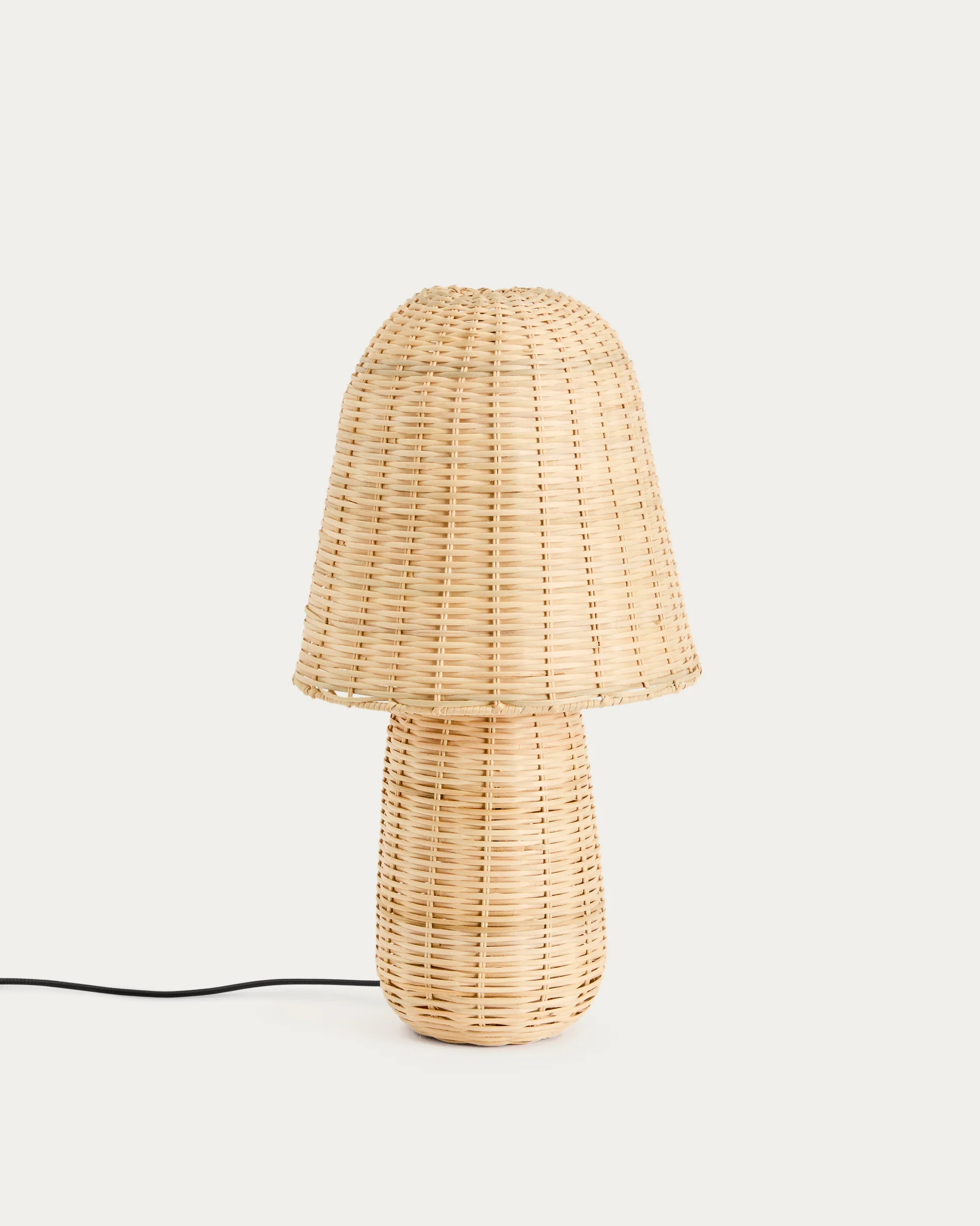 Neuda rattan table lamp with light finish