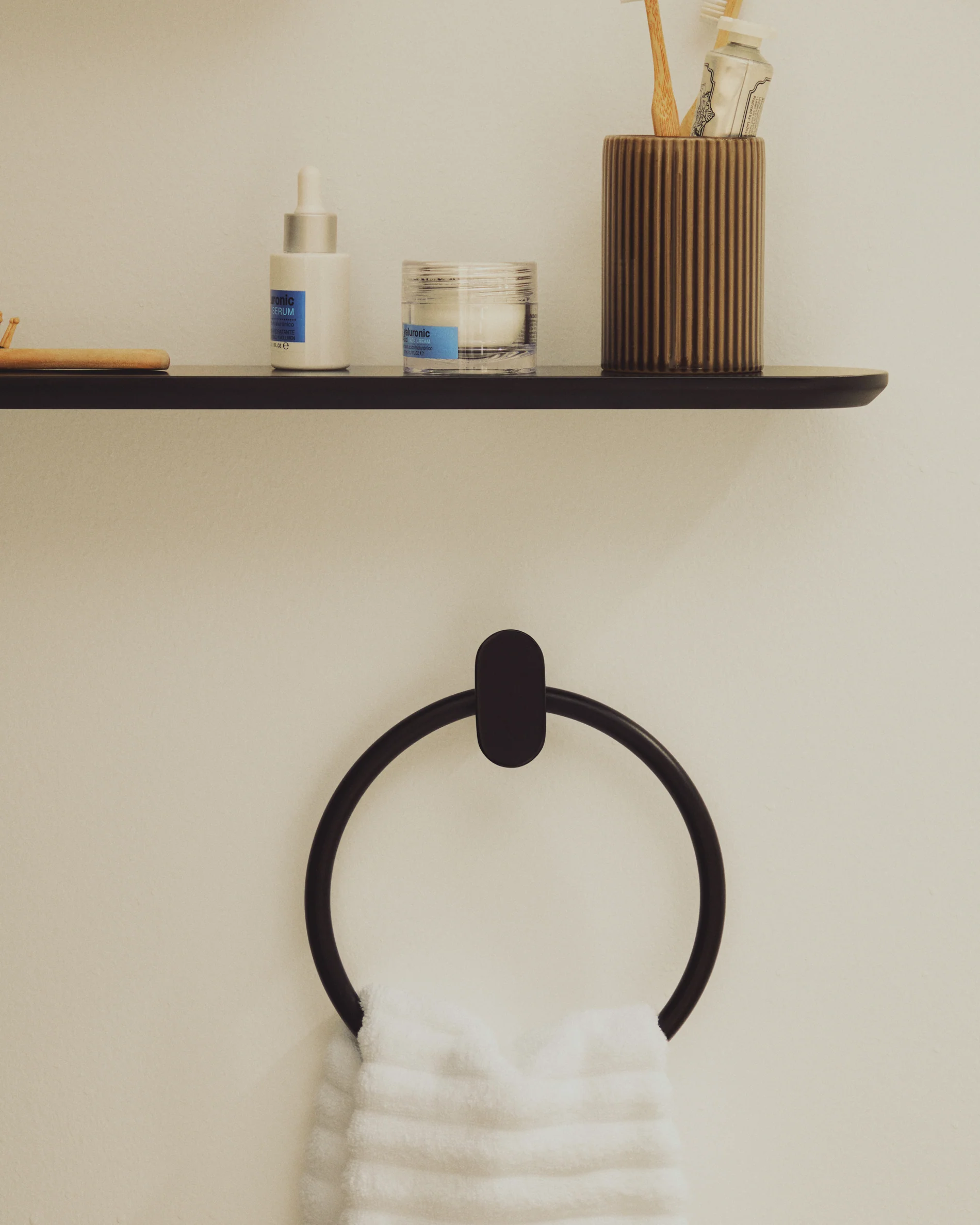 Black metal Arely towel ring