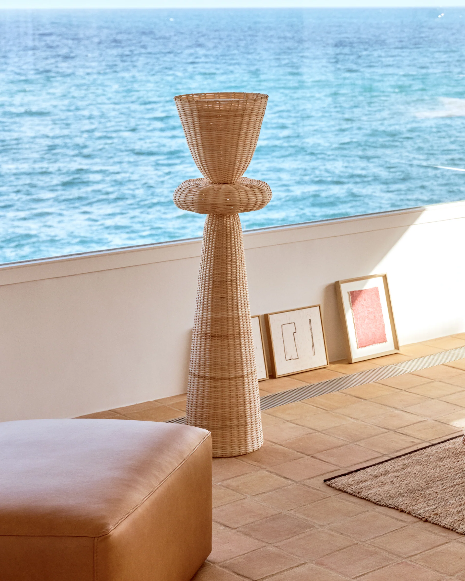 Neuda rattan floor lamp with light finish