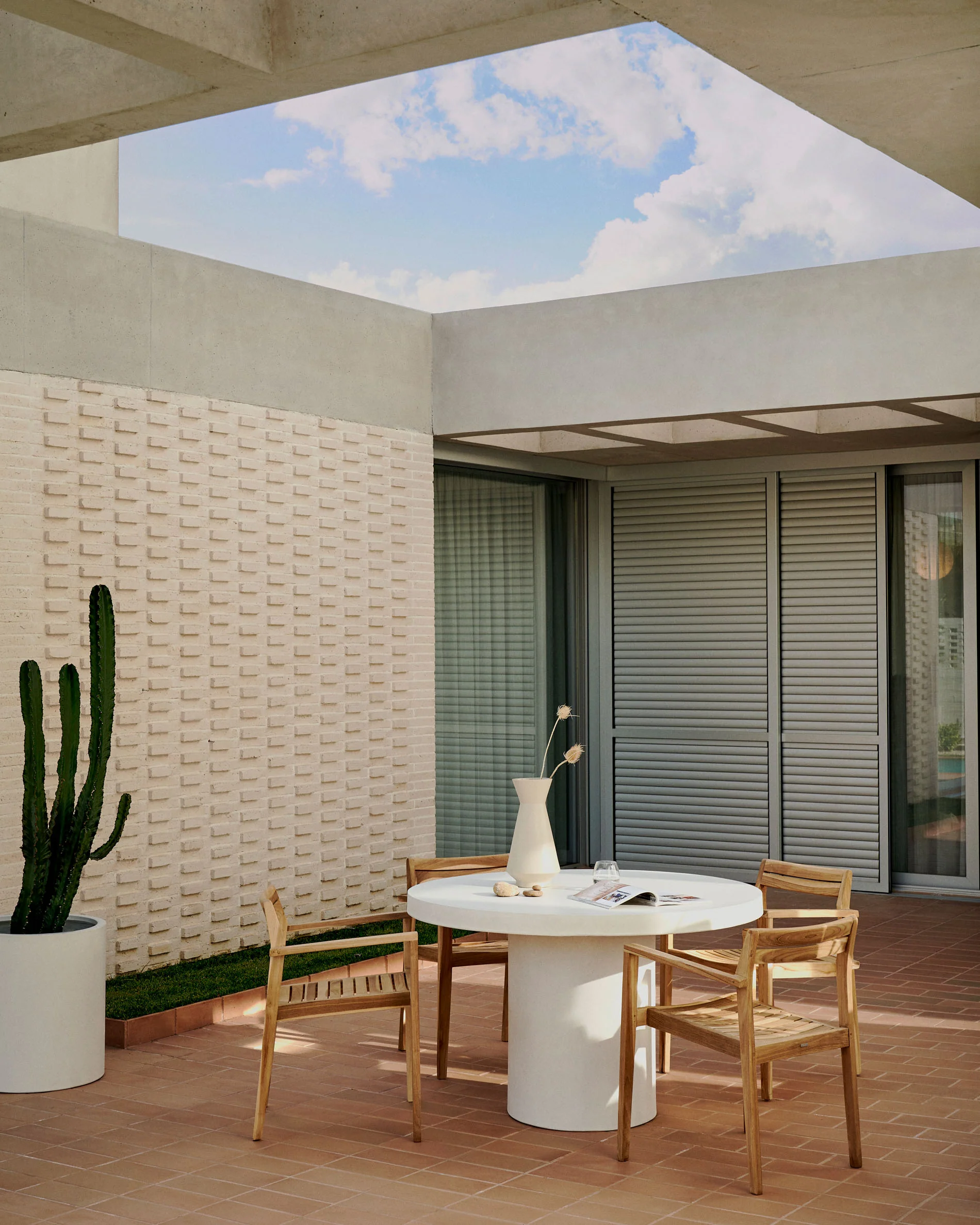 Aiguablava round table in white cement, Ø 120 cm