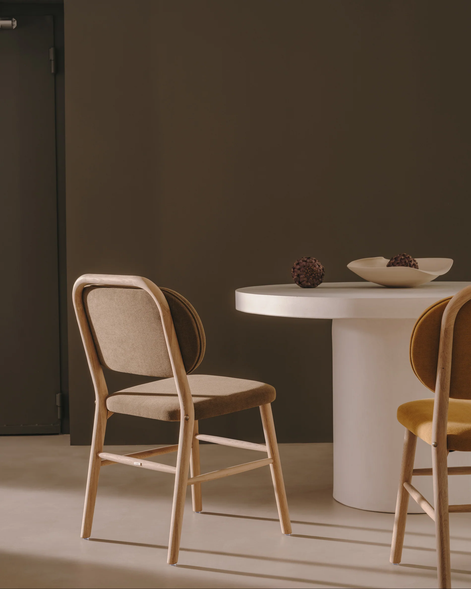 Helda chair in green chenille and solid oak wood FSC Mix Credit