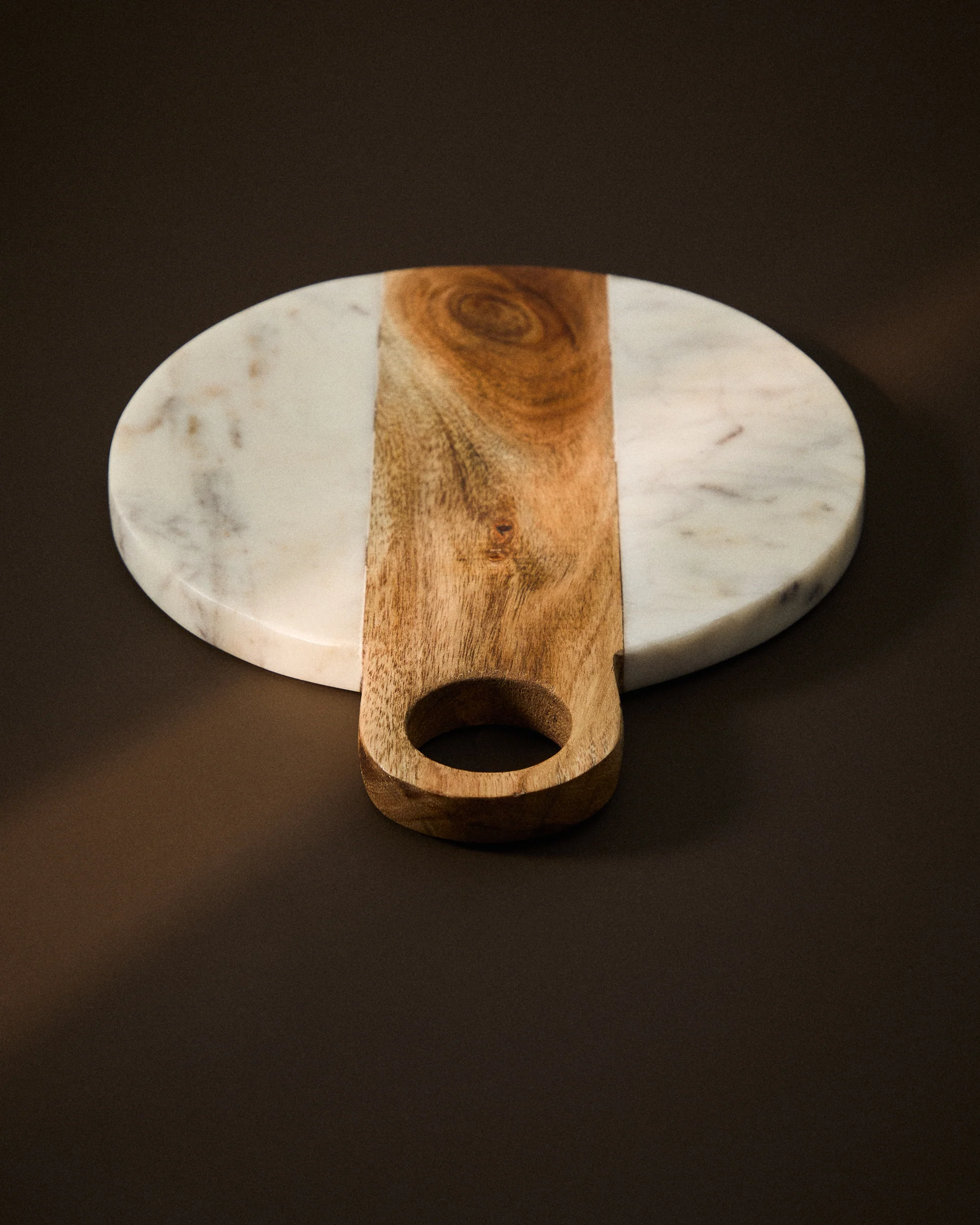 Nuvir serving board in white marble and solid acacia wood