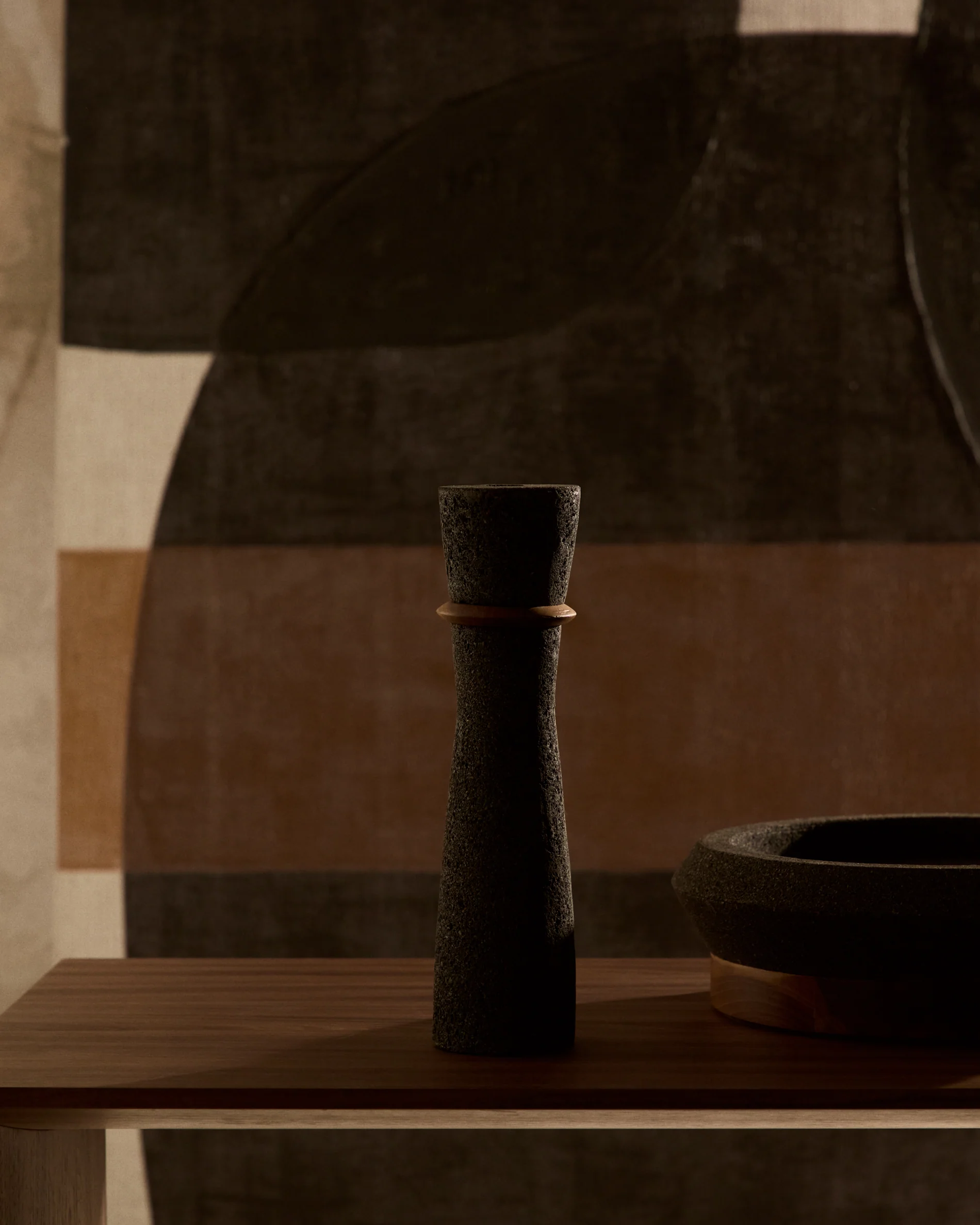 Naro vase in black stone and teak wood 30cm